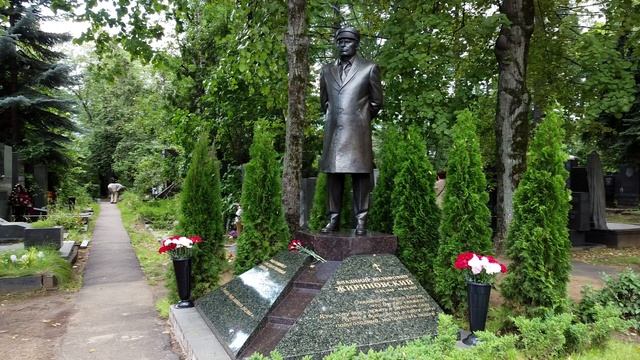 Памятник Владимиру Жириновскому на Новодевичьем кладбище в Москве смотреть онлайн
