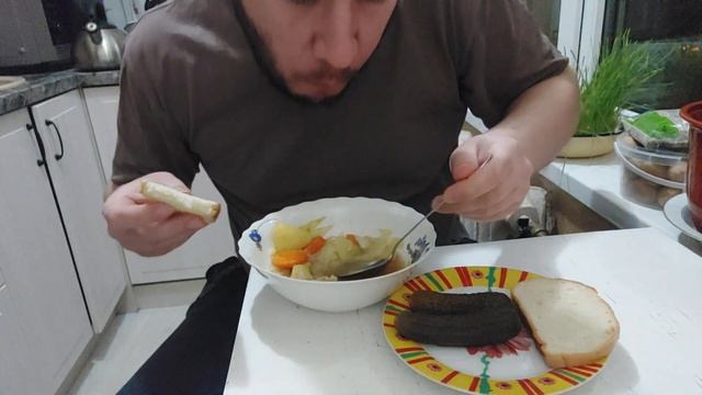 Мукбанг , суп с солеными огурцами ем смотреть онлайн