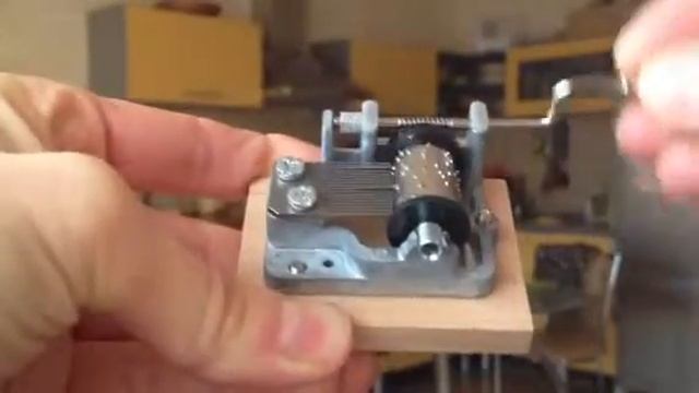 Jingle Bells на маленькой шарманке смотреть онлайн