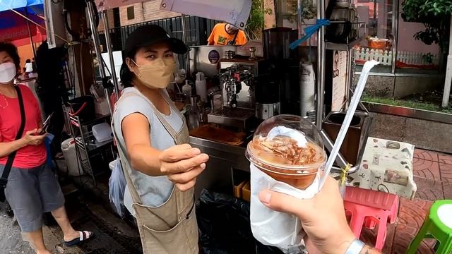 Michelin Star THAI STREET FOOD in Bangkok, Thailand 🇹🇭 ($2 Crispy Pork Noodles) смотреть онлайн