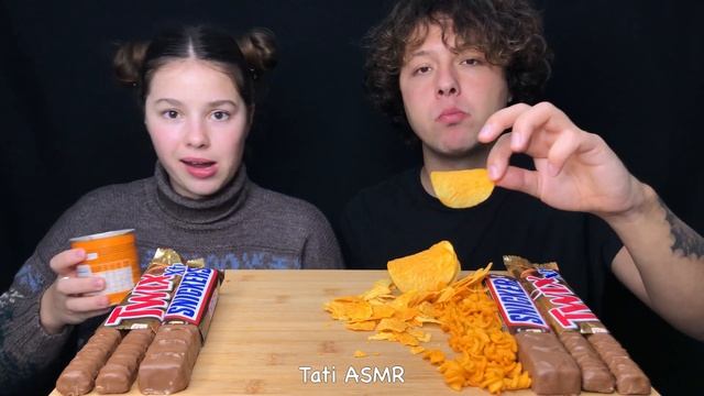 ASMR PRINGLES RACE + SNICKERS, TWIX CHOCOLATE CANDY BARS CRUNCHY EATING SOUNDS | Tati ASMR смотреть онлайн