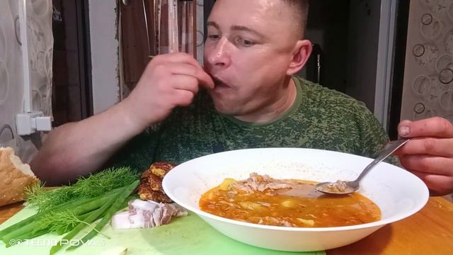 мукбанг/обжор/рассольник,сало солёное,зелень/ смотреть онлайн