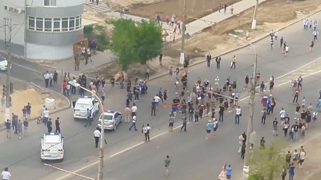 Фанаты курского "Авангарда" подрались с полицией в Волгограде смотреть онлайн