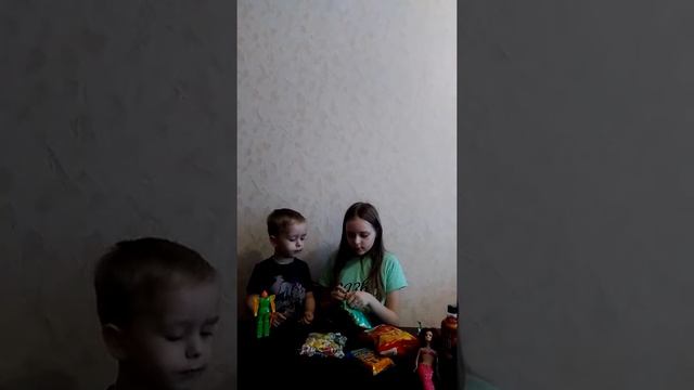 Открываем две игрушки,пробуем разные напитки и чипсы## смотреть онлайн