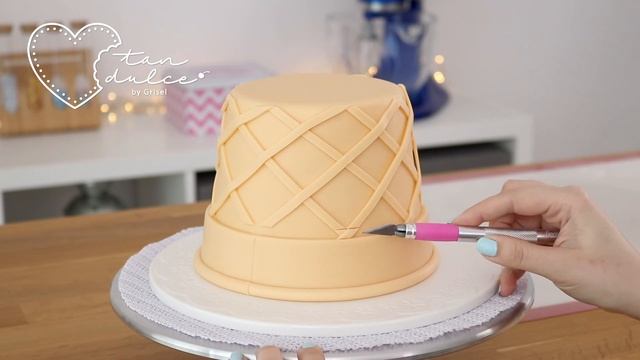 Ice Cream Cake with Surprise!- Cake Decorating Tutorial- Tan Dulce смотреть онлайн