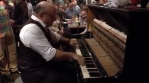 виртуозы играют на пианино