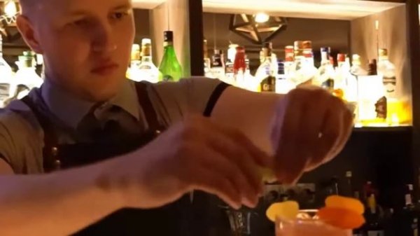 Бармен налей