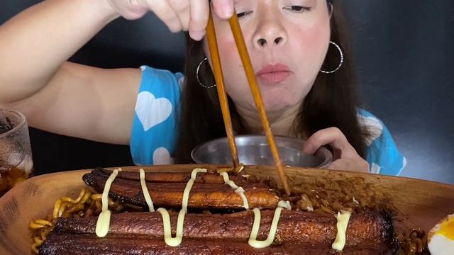 UNAGI (EEL) & CHAPAGETTI CHAJANG NOODLE MUKBANG смотреть онлайн