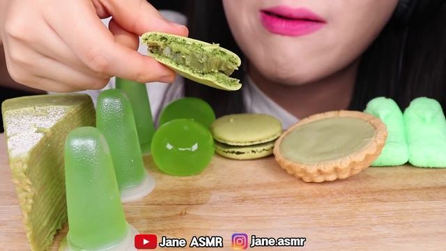 ASMR GREEN FOODS *GREEN TEA CREPE CAKE, GRAPE JELLO, NIK-L-NIP WAX BOTTLE 녹차 크레이프 먹방 EATING SOUNDS смотреть онлайн