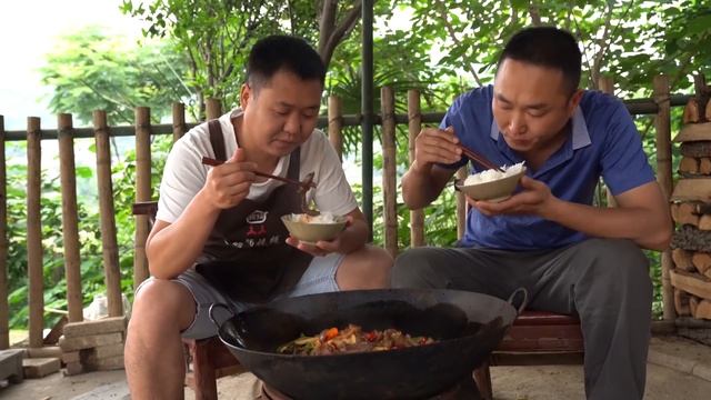 半個牛頭，二弟做“牛頭火鍋”，鹵大半天，又麻又辣，吃得真過癮！ 【鐵鍋視頻】 смотреть онлайн