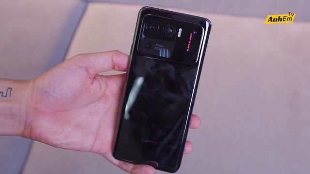 TRÊN TAY Mi 11 ULTRA THỨ 3 TẠI VIỆT NAM - MẶT LƯNG GỐM BẺ PHÁT LÀ VỠ смотреть онлайн