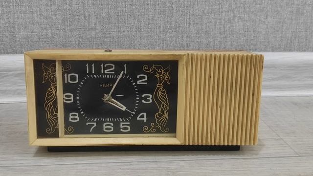 Часы с будильником и музыкальным механизмом. Часы на ходу, стрелки все переводятся смотреть онлайн