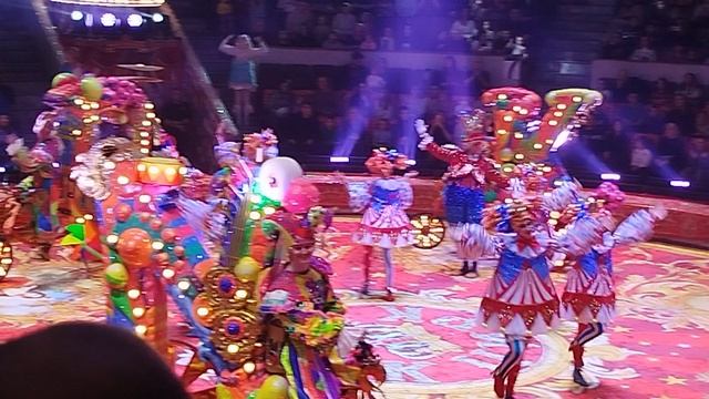 Цирк Гии Эрадзе Самара Новогоднее шоу. Клоуны на сцене и супер девушка с трюками смотреть онлайн