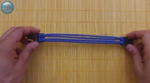 Основа из 4 шнуров для плетения браслета из паракорда на фастексе.