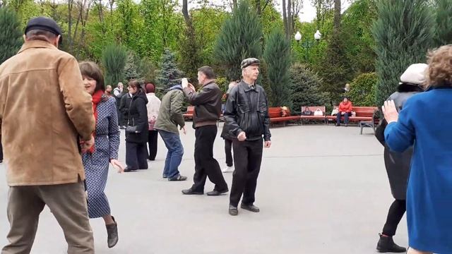 ТЫ САМЫЙ ЛУЧШИЙ!💃🕺🌹/ТАНЦЫ В ПАРКЕ ГОРЬКОГО ХАРЬКОВ МАЙ 2021 смотреть онлайн