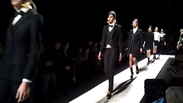 Fall 2013 RTW Milan Fashion Week - Moschino смотреть онлайн