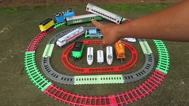 Mencari dan Menemukan Kereta Thomas Glow, Kereta Api LRT Express dan Uap Babaranjang Biru смотреть онлайн