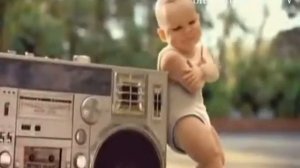 Дети танцуют на роликах