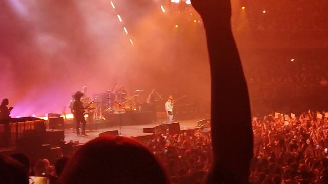 Paramore - Misery Business (live Santiago 2023) смотреть онлайн