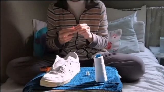 Repairing My Old White Sneakers | Upcycling Transformation смотреть онлайн