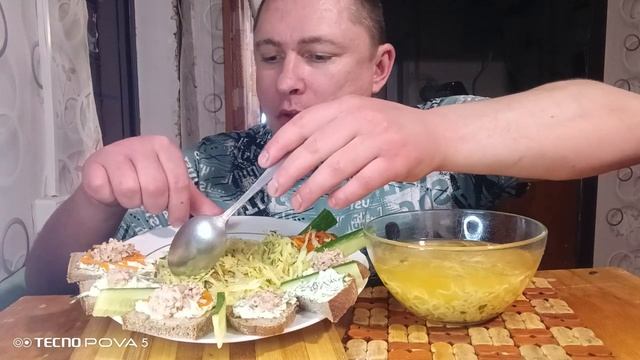 мукбанг/обжор/Доширак,капустный салат,бутерброды с тунцом/ смотреть онлайн