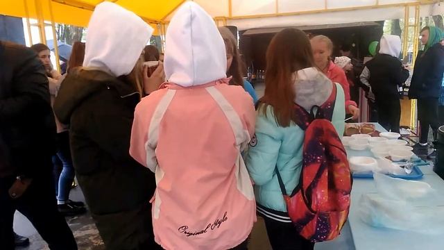 DELTA В ЦЕНТРАЛЬНОМ ПАРКЕ 8 МАЯ 2017 ВКУСНАЯ СОЛДАТСКАЯ КАША,ЧАЙ И ПОКАТУШКИ В ГАЛЕРЕ ))) 8.05.2017 смотреть онлайн