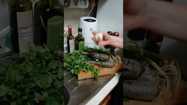 Insalata di coriandolo e carota nera.Салат з чорної моркви і кінзи. смотреть онлайн