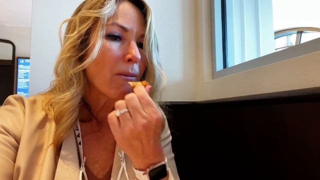 THIS is the Best Cinnamon Roll in Disney (not Gaston's Tavern)! смотреть онлайн