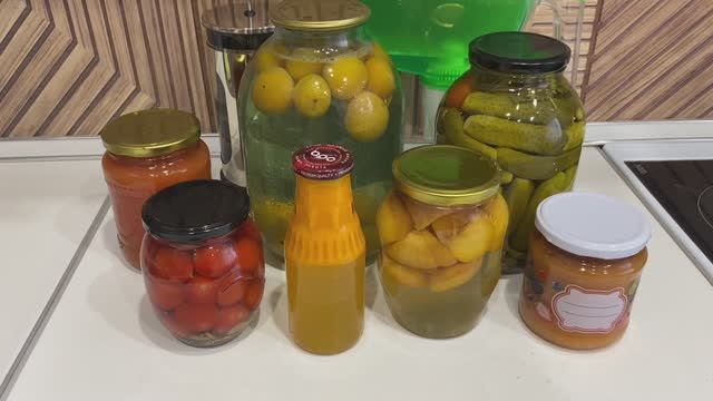 Привезли соленья с подвала. смотреть онлайн