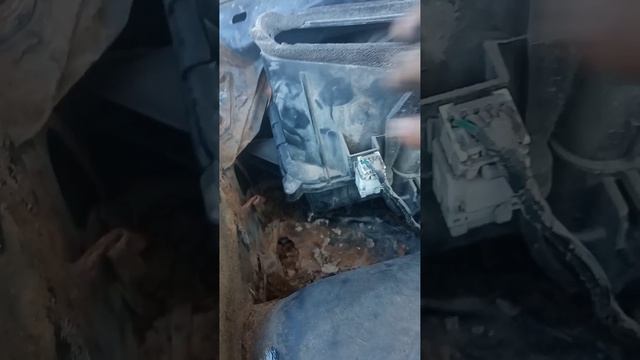 От куда вода в салоне автомобиля под ковриком