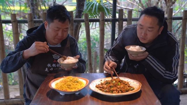 5斤肥肠，二弟做“榨广椒炒肥肠”，香辣Q弹有嚼劲，拌米饭吃真过瘾｜Mukbang【鐵鍋視頻】 смотреть онлайн
