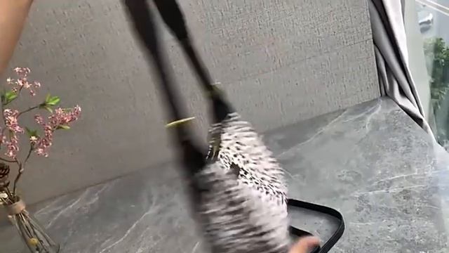 Багет с леопардовым принтом смотреть онлайн