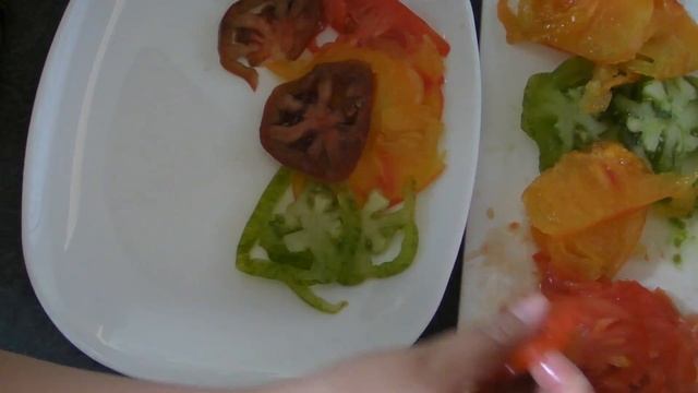Carpaccio de tomates, mousse au pesto et tuiles au parmesan смотреть онлайн