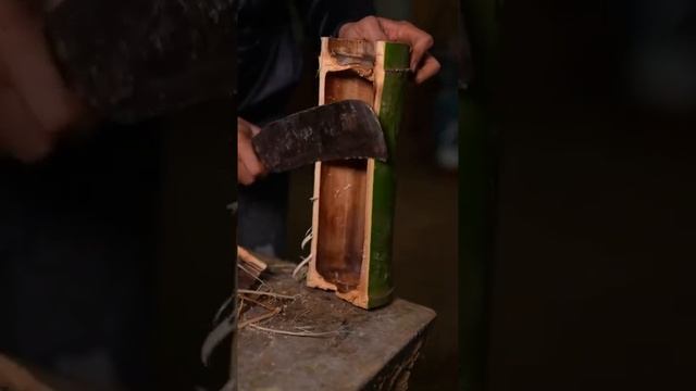 村里这堆老竹可有年头了，截一条用来做了两菜一汤，追忆这的童年味道。 смотреть онлайн