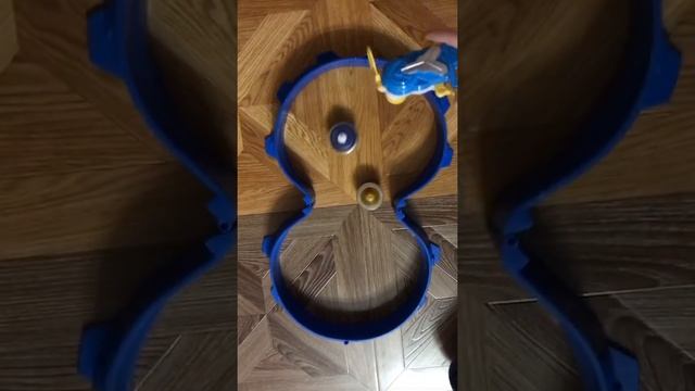 Крылья Ароса против королевского волчка.