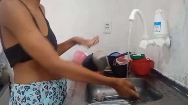 Um dia comigo comida pronta, arrumando e limpando a kz ,lavando os pratos e cuidando da criança kkk