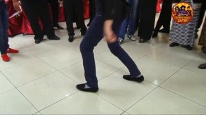 Цыганенок в кавказском костюме вызывает девушек | цыгане танцуют лезгинку