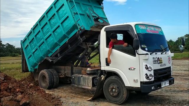 Mobil truk tanah Isuzu Elf NMR Bak sambung buang muatan urug смотреть онлайн