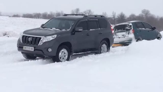 Toyota Land Cruiser 150(Тойота Ленд Крузер 150) тягне Chevrolet Aveo