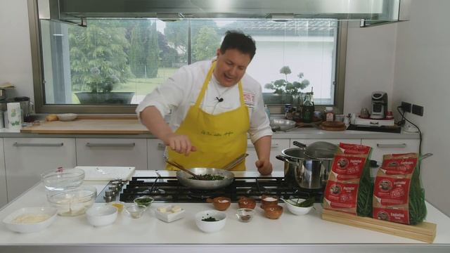 Tondini ripieni di fagiolini e ricotta con sugo di cozze смотреть онлайн