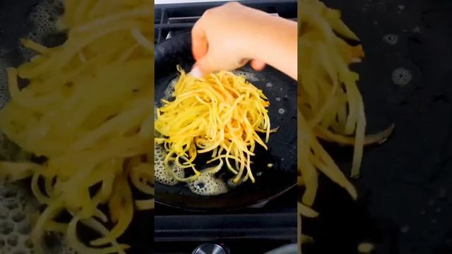 Пицца из картофеля с крем-сыром. Рецепт в описании. #shorts смотреть онлайн
