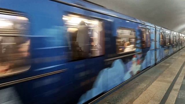 Ещё один новогодний поезд в метро смотреть онлайн