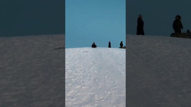 Выживание зимой в горах и всего с одной ватрушкой смотреть онлайн