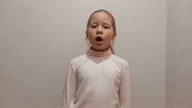 Полина Климова читает стих Дединова В. «Разве это справедливо?» смотреть онлайн