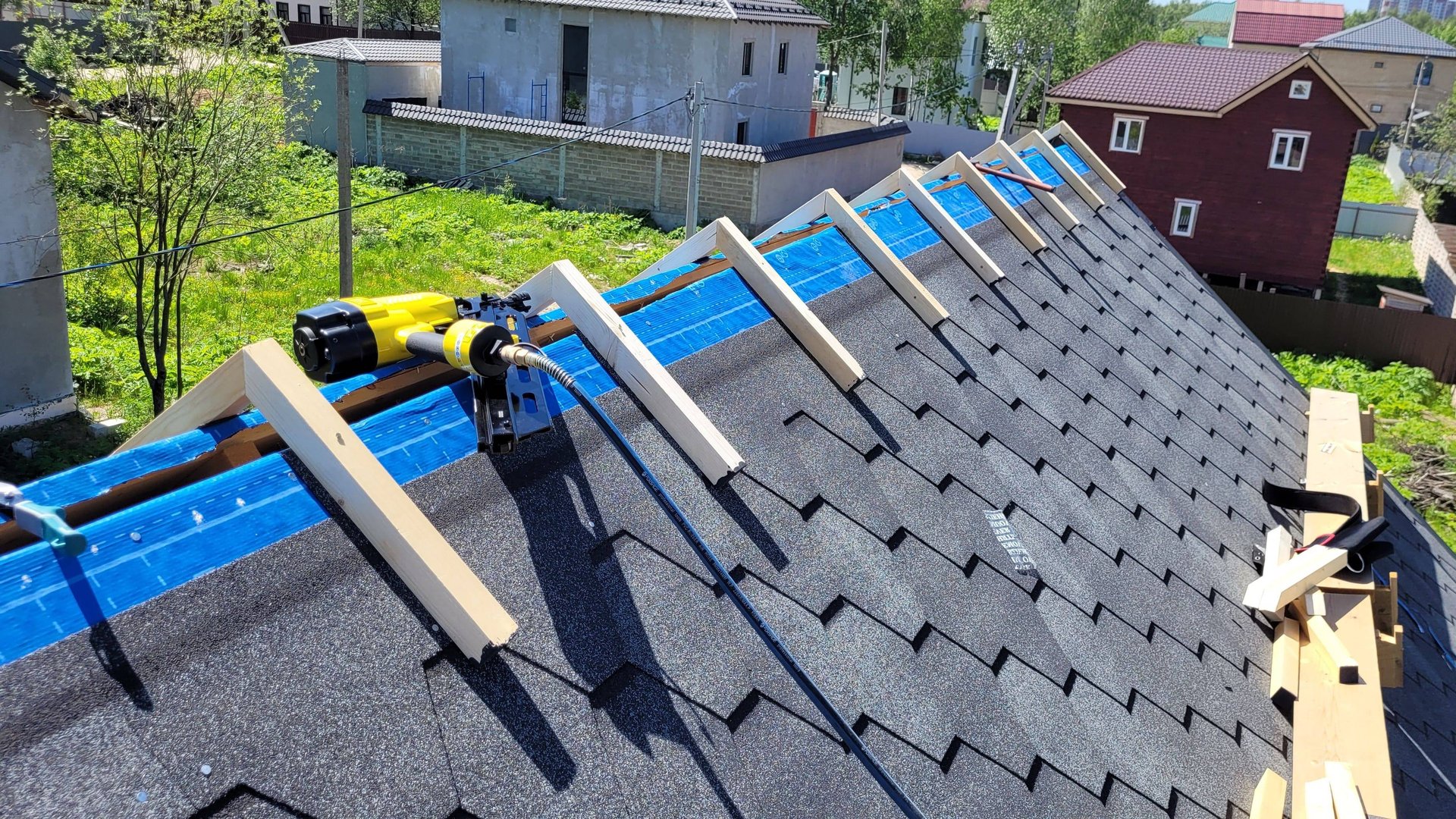 Монтаж вентилируемого конька для мягкой кровли / Каркасный дом часть 11