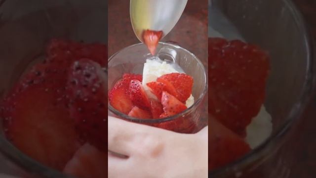 Strawberry with cream - Mahabaleshwar style, quick & easy at home instant dessert🍓😊 #shorts смотреть онлайн