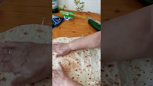 Рулет из лаваша и форели с огурцом. смотреть онлайн