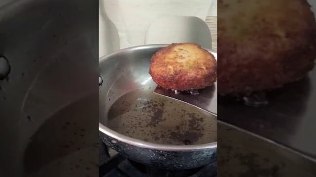 ghar per aaloo tikki burger 🍔 banao vo bhi desi style mai #shorts #burger #macaalootikki смотреть онлайн