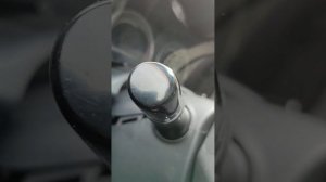 Снимаем кожух руля ТОЙОТА КОРОЛЛА 150 где нет не болтиков не отверстий.