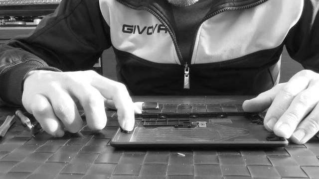 Replacing Amazon Kindle Paperwhite 3 (7th generation) battery смотреть онлайн